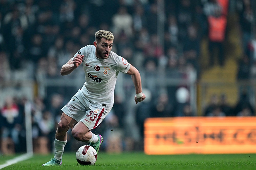Barış Alper Yılmaz sprints down the wing for Galatasaray 2025 Süper Lig Champions, with RAMS Park fans cheering and red and yellow flares lighting the stands.